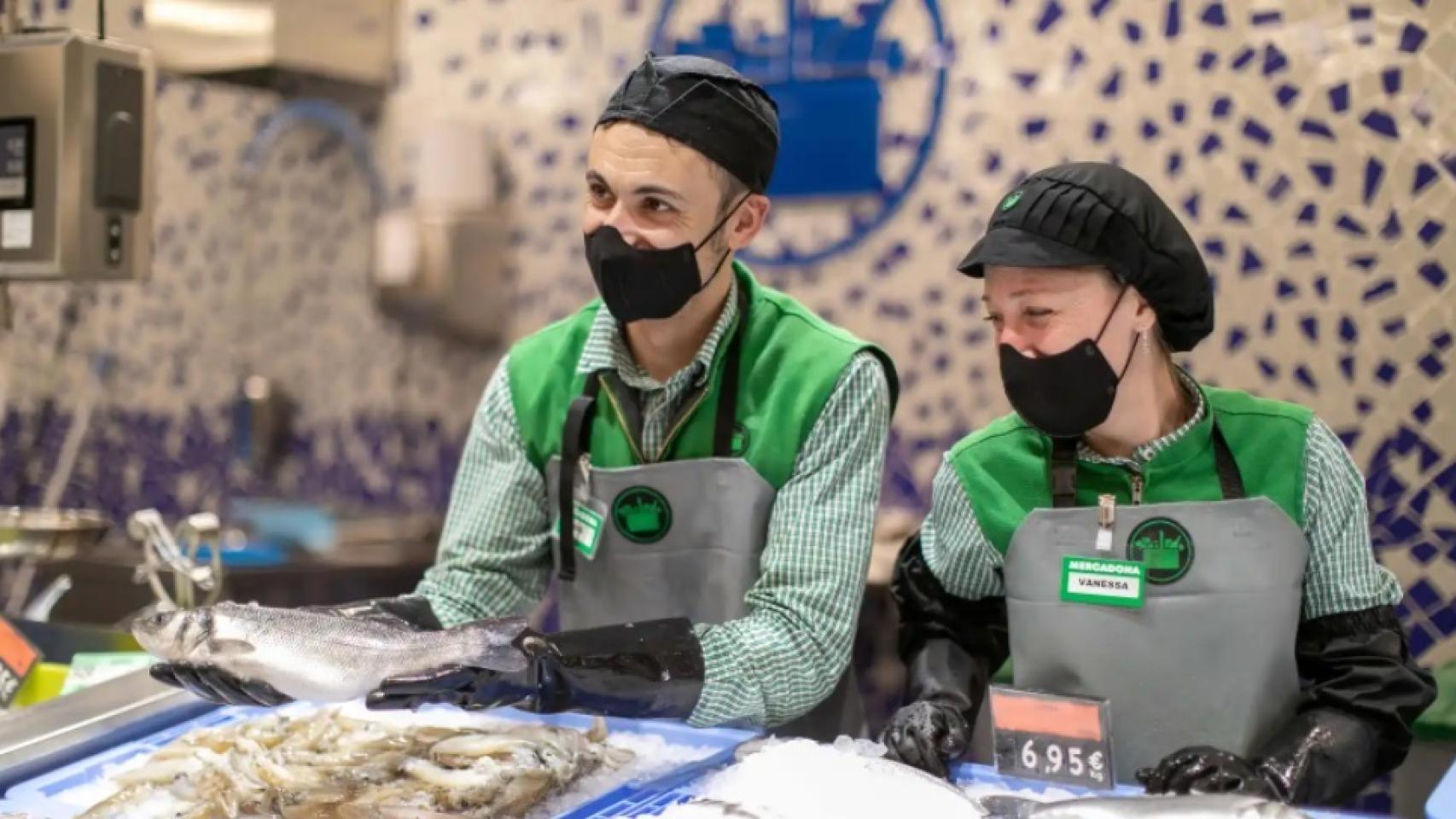 Empleados de Mercadona con mascarilla.