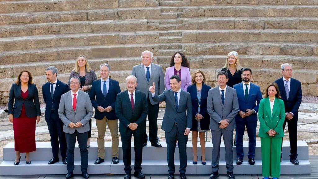 Foto de familia junto al Teatro Romano de Málaga, antes del Consejo de Gobierno de la Junta de Andalucía.