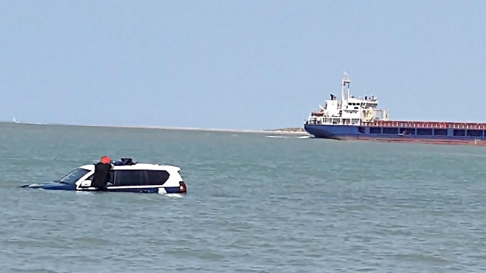 El coche de Policía hundido en el mar.