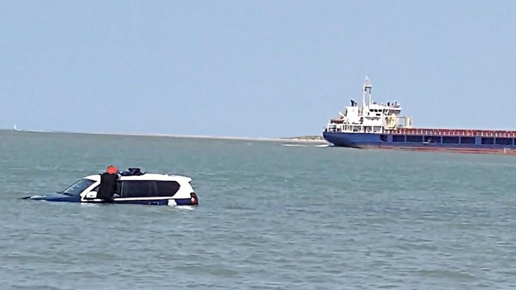 El coche de Policía hundido en el mar.