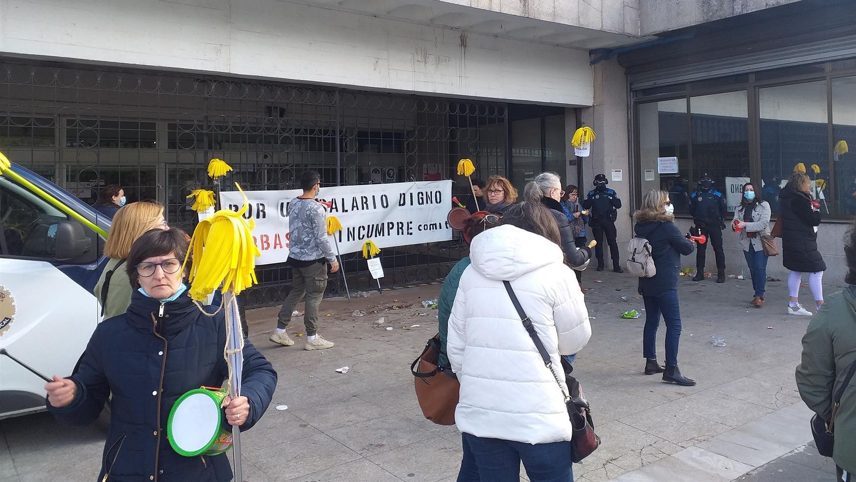 Trabajadoras de limpieza de dependencias municipales de Vigo, en huelga indefinida, protestan a la entrada del Consistorio olívico.