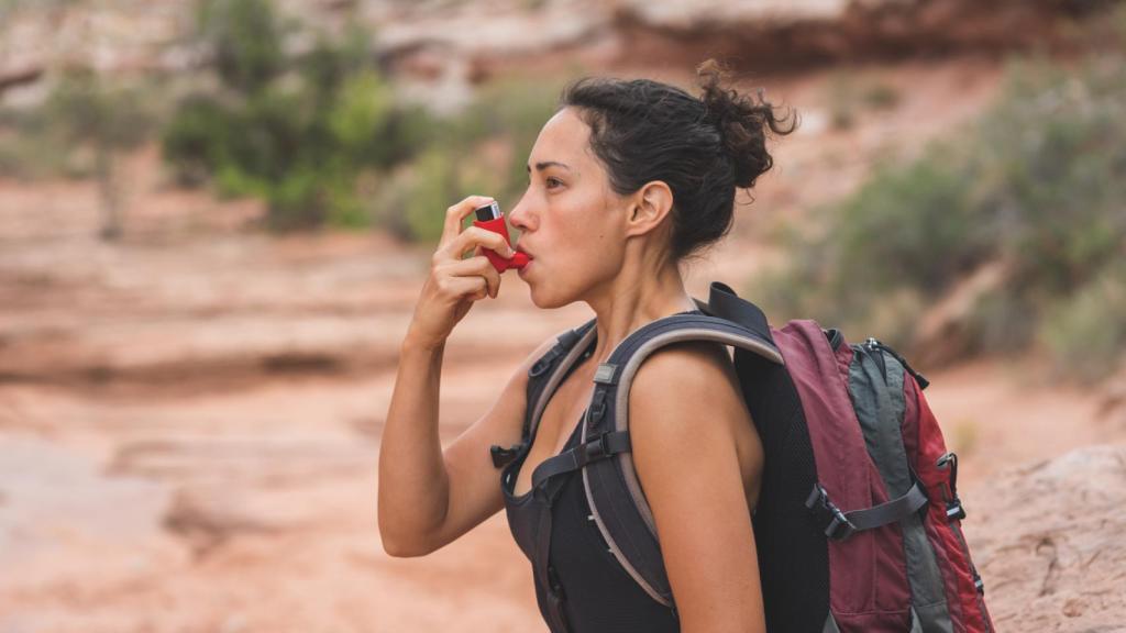 Una mujer utiliza un broncodilatador