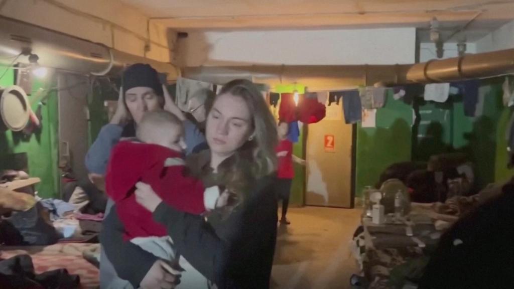 Civiles refugiados en uno de los búnkeres de la acería de Azovstal.