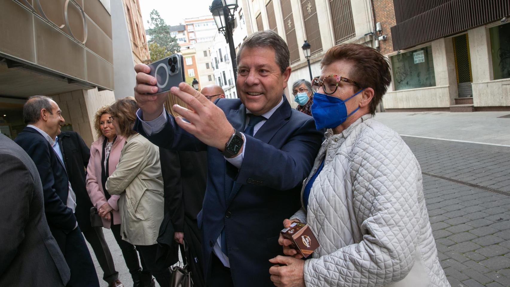 Emiliano García-Page, este miércoles con otras personas en Albacete