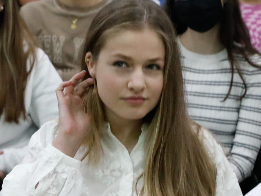 La princesa Leonor lleva un pendiente 'ear-cuff' en su oreja derecha.