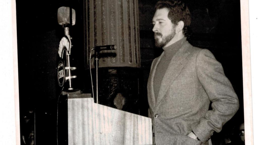 Alejandro Rojas Marcos en un acto en el Casino de la Exposición en 1976 a la vuelta de su exilio.