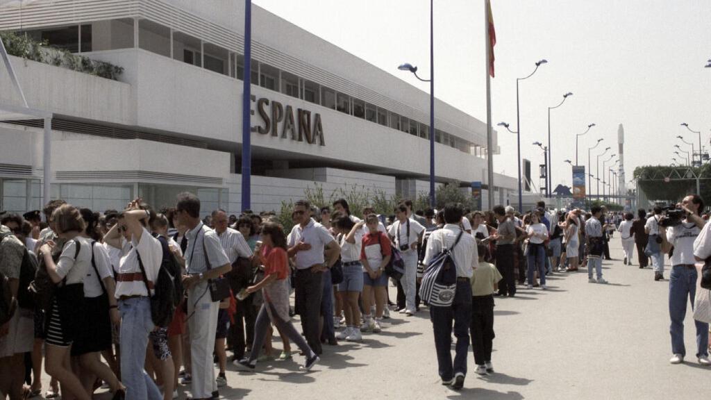 Colas para acceder al pabellón de España