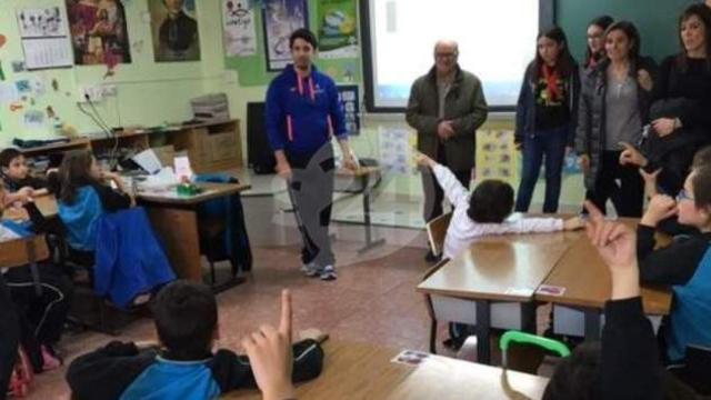 Alumnos aprendiendo en una clase.