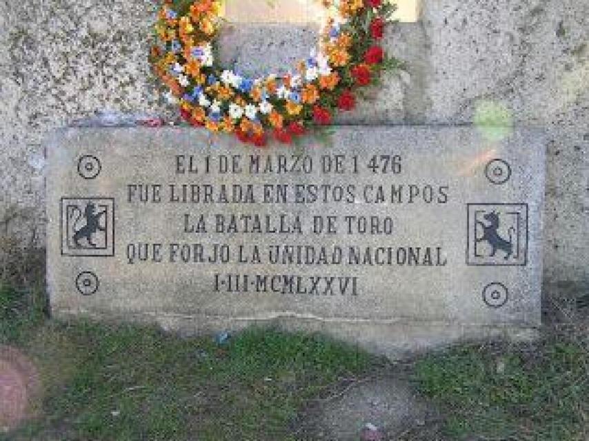 Placa en el monolito