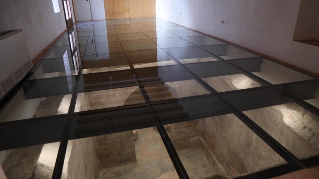 Suelo de cristal instalado para poder ver el aljibe del antiguo convento.