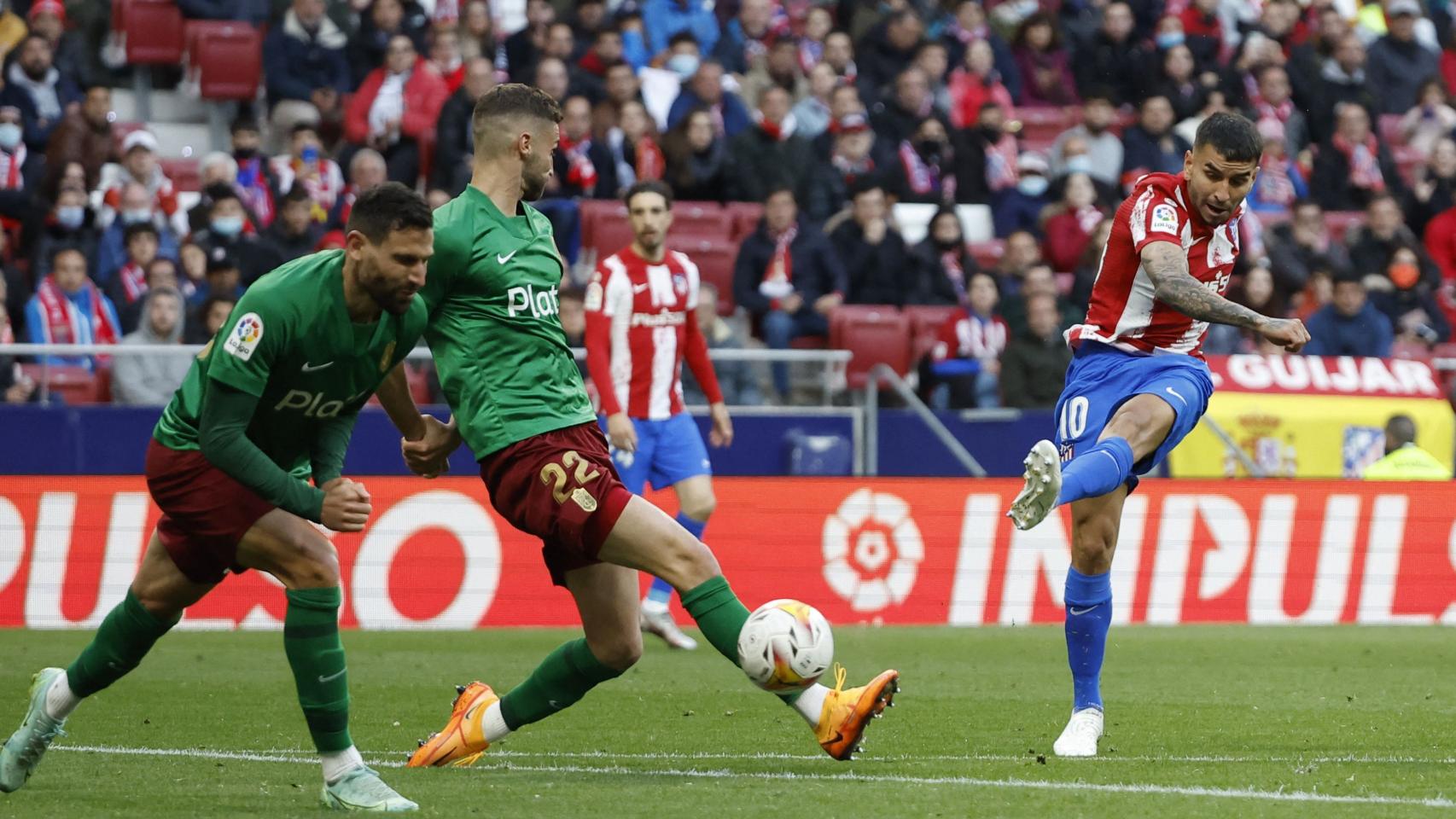 Ángel Correa lanzando a portería