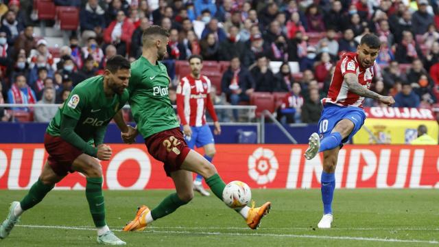 Ángel Correa lanzando a portería