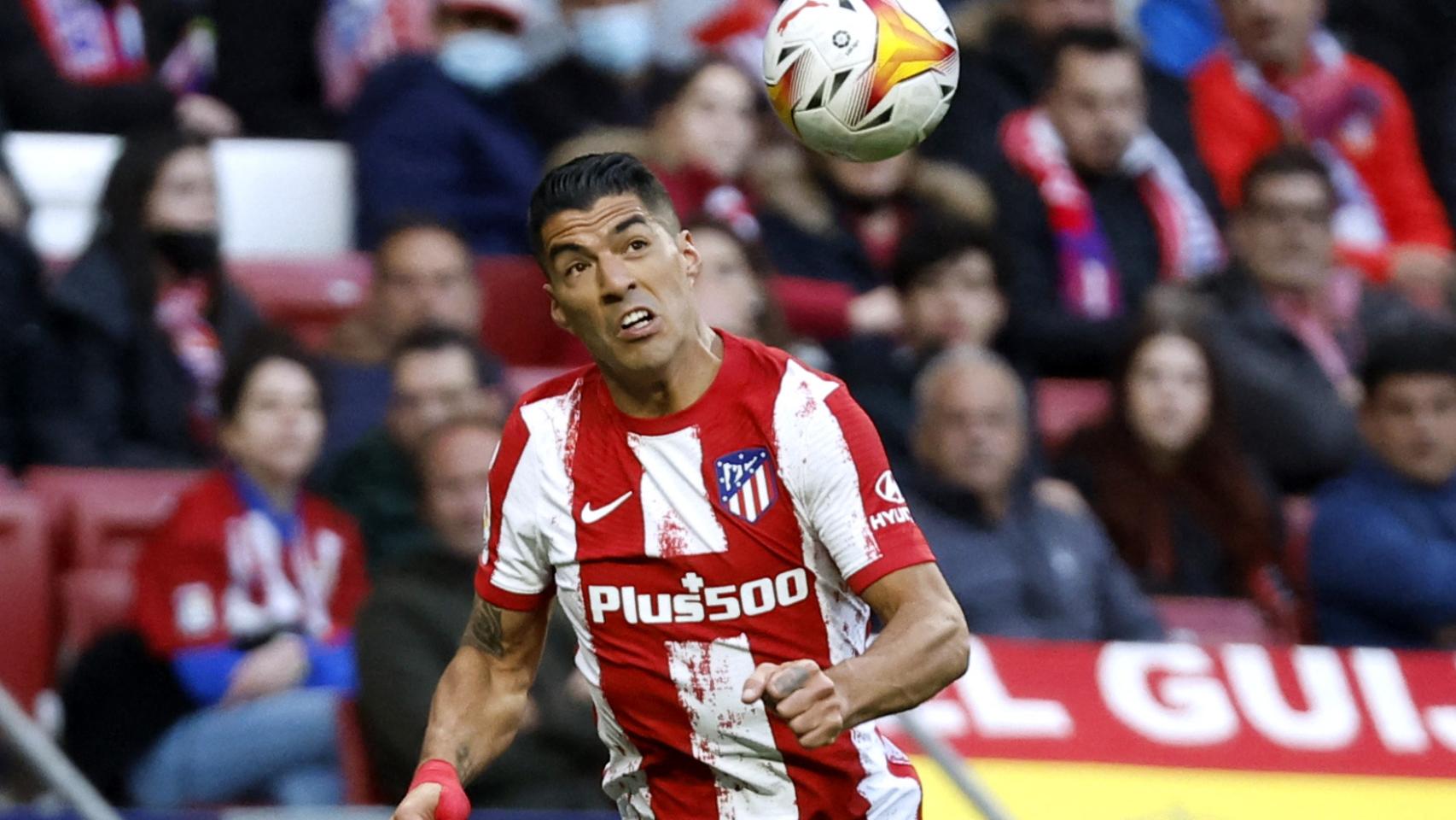 Luis Suárez controlando un esférico