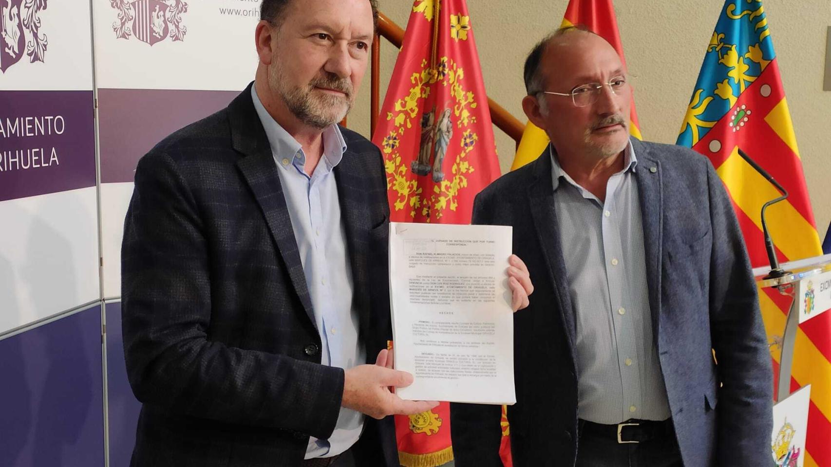 El momento en el que Bascuñana sostiene las denuncias ante el juzgado, este miércoles.