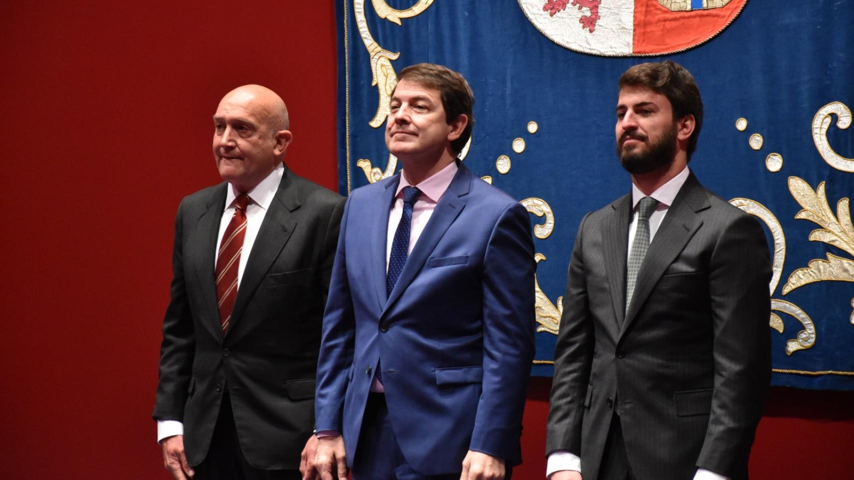 El consejero de Presidencia, Jesús Julio Carnero, junto al presidente, Alfonso Fernández Mañueco, y el vicepresidente, Juan García-Gallardo, tras la toma de posesión del equipo de Gobierno, el pasado miércoles.