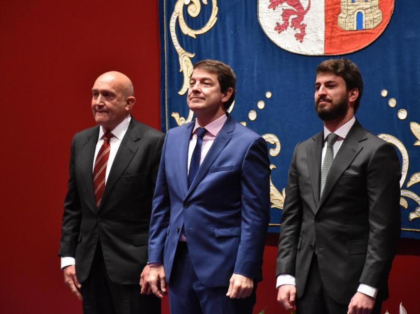 El consejero de Presidencia, Jesús Julio Carnero, junto al presidente, Alfonso Fernández Mañueco, y el vicepresidente, Juan García-Gallardo, tras la toma de posesión del equipo de Gobierno, este miércoles.