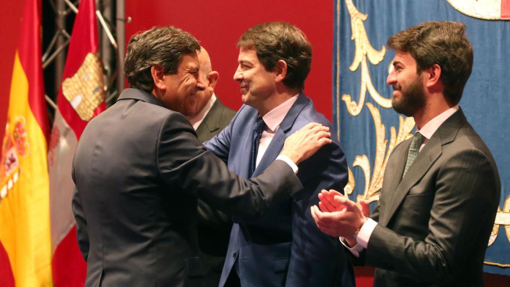 El consejero de Economía y Hacienda y portavoz de la Junta, Carlos J. Fernández Carriedo, saluda al presidente de la Junta y al vicepresidente tras tomar posesión de su cargo