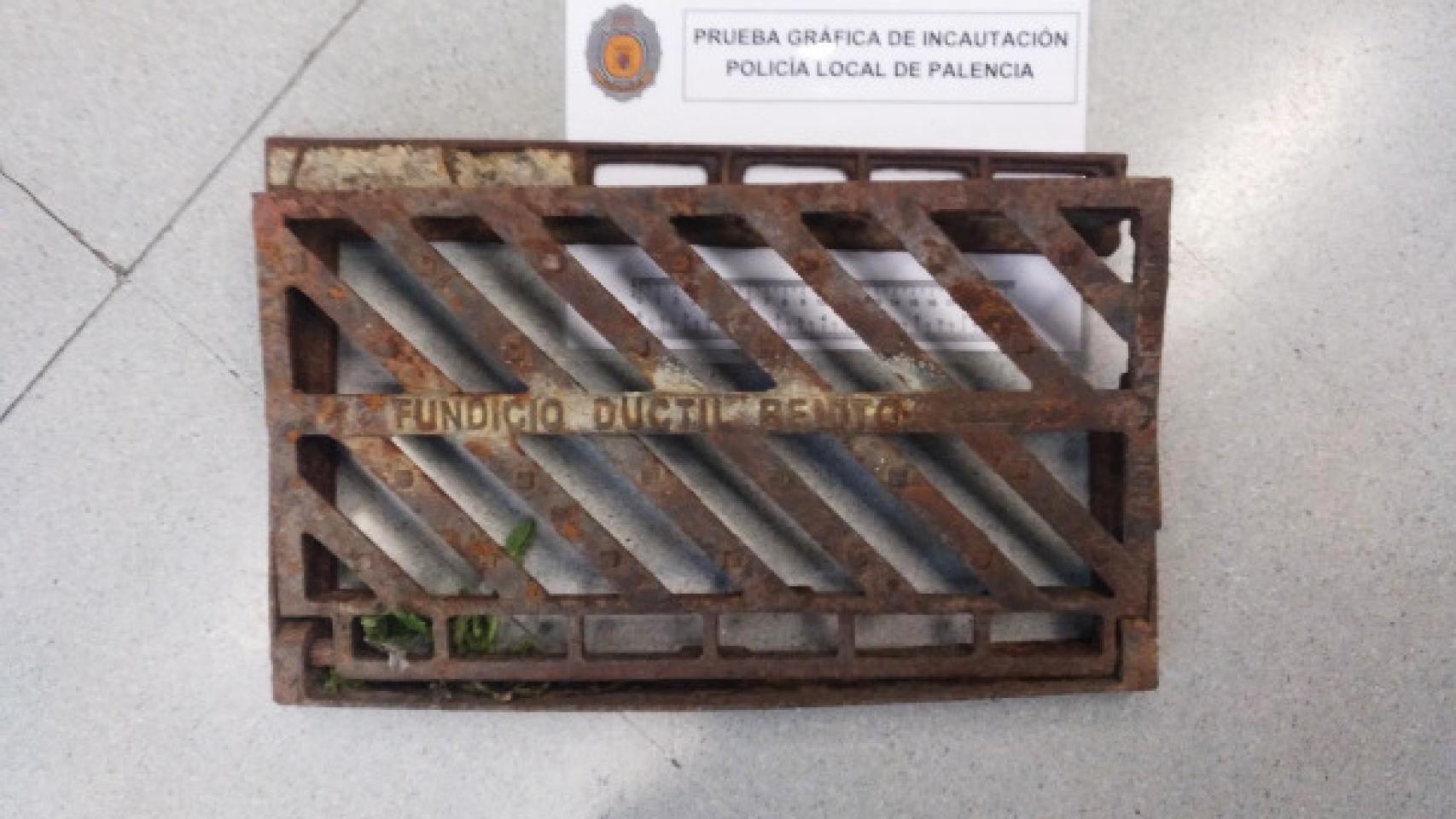 Denunciado en Palencia por conducir con la ITV caducada y robar una rejilla de alcantarilla