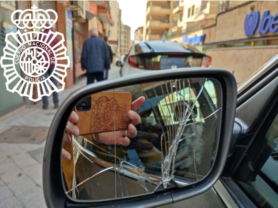 Estado en el que quedó uno de los retrovisores destrozados en Salamanca