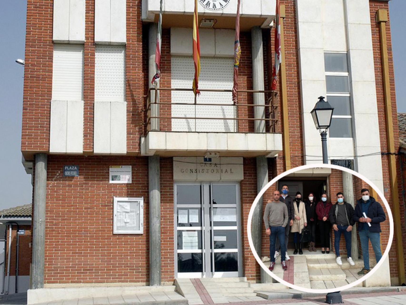 El Ayuntamiento de Bobadilla del Campo con los concejales del PSOE y dos damnificados que denunciaban estas estafas