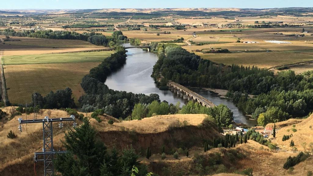 Llanura entre Toro y Peleagonzalo, con el Duero de fondo, donde españoles y portugueses se enfrentaron en 1476 en la famosa Batalla de Peleagonzalo, también llamada Batalla de Toro