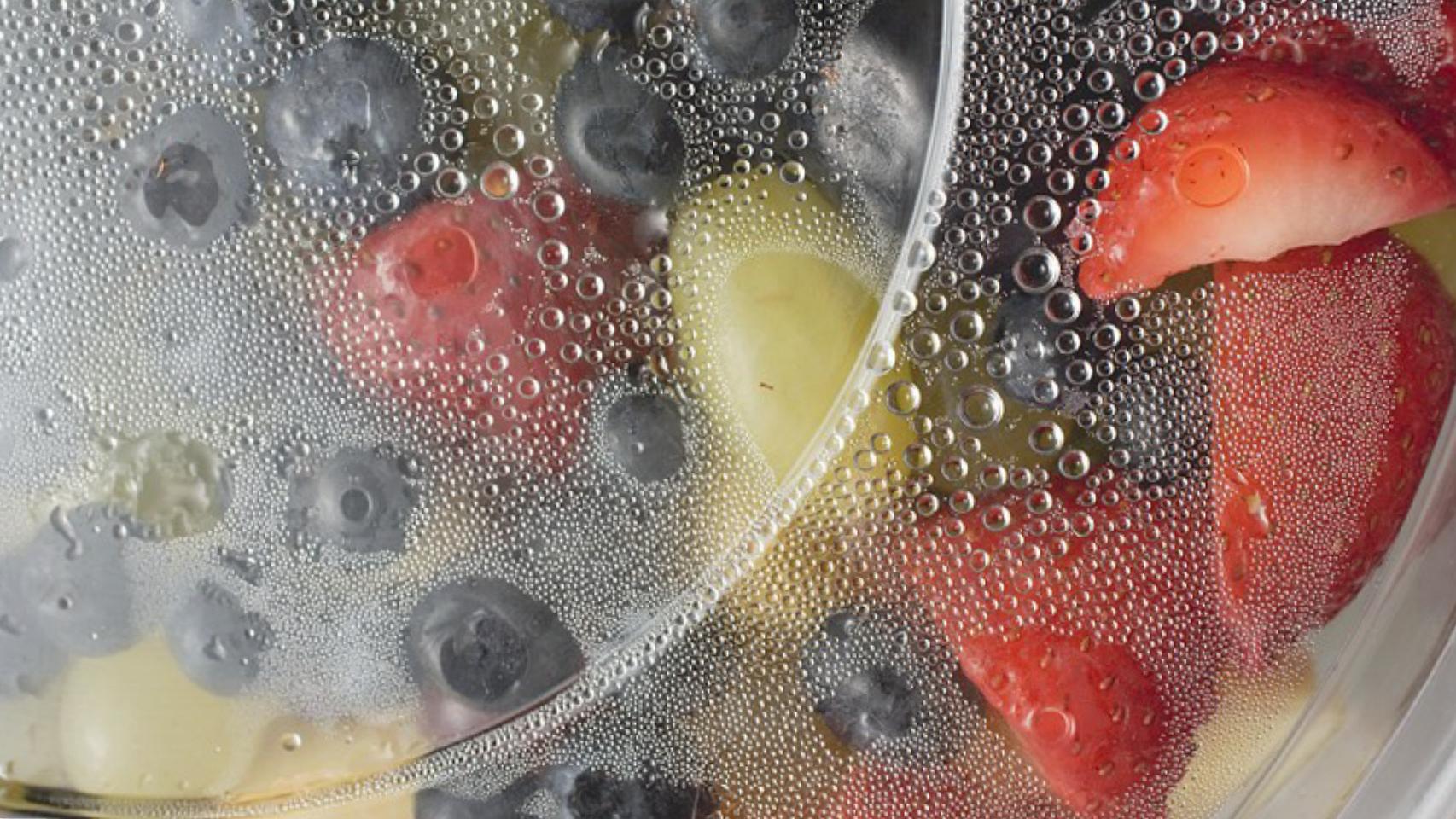 Fruta envasada en plástico.