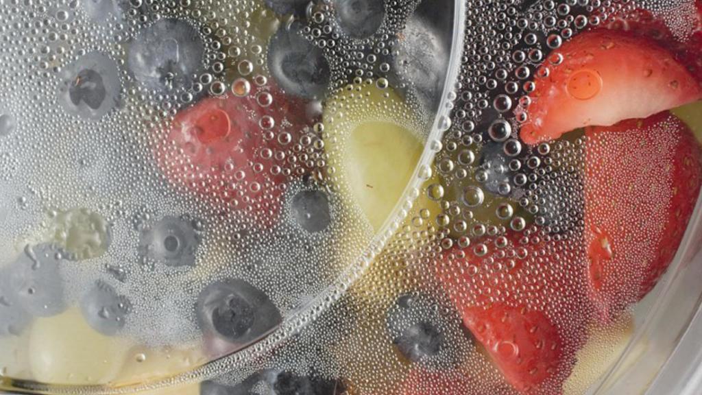 Fruta envasada en plástico.