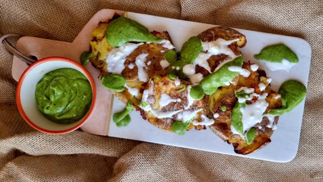 Patatas crujientes con salsa de aguacate, un aperitivo delicioso