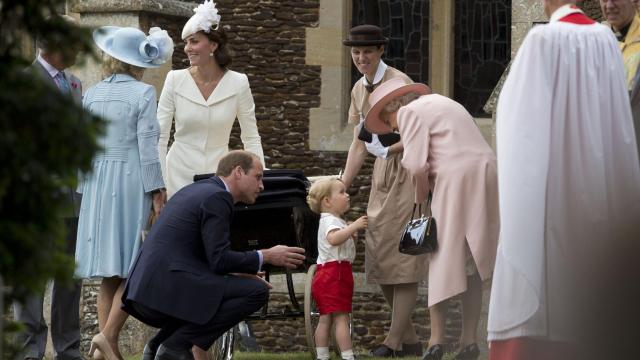 Kate y Guillermo con George y su niñera.