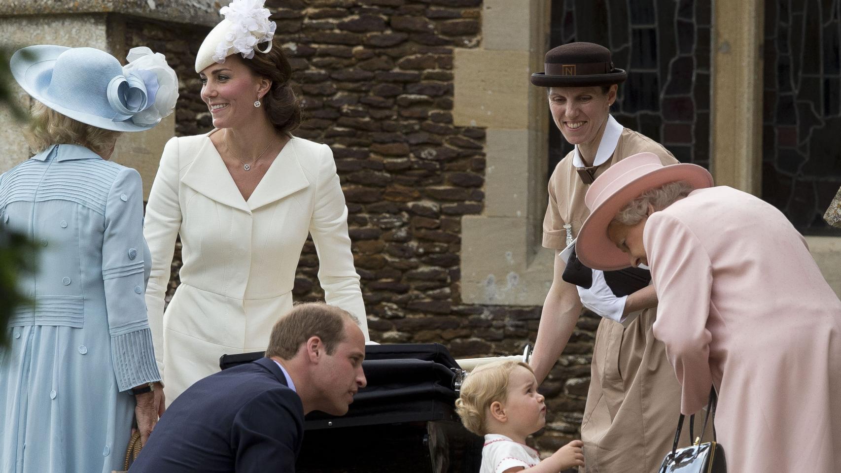 María Teresa Turrion junto a los príncipes de Gales, el príncipe George y la reina Isabel II.
