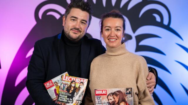 Jesús Carmona y Cristina Rodrigo durante la grabación del kiosco rosa, en vídeo.