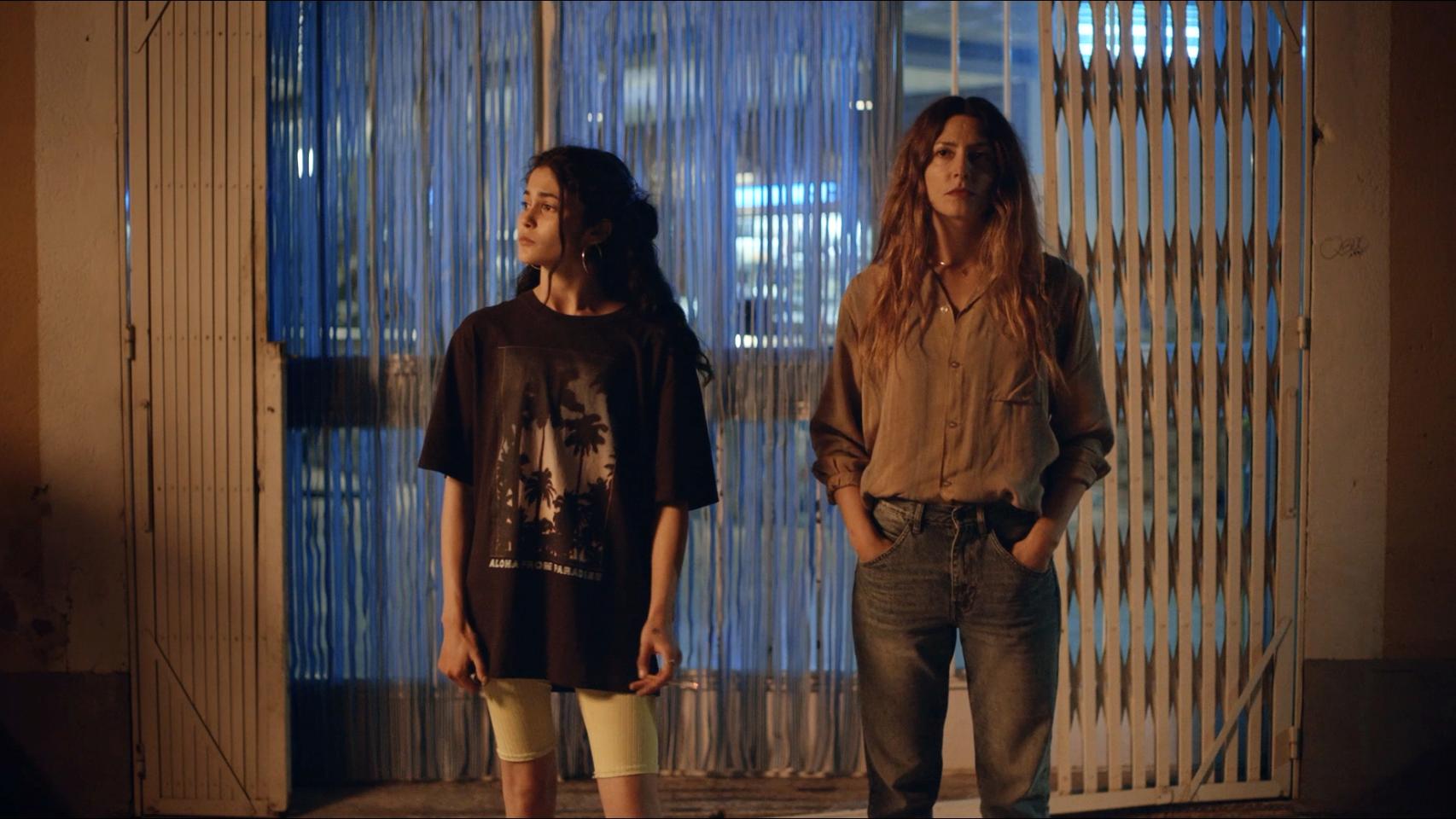 Luna Pamies junto a Bárbara Lennie en 'El agua'