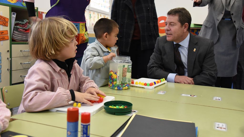 Emiliano García-Page, presidente de Castilla-La Mancha, charla con varios alumnos de un colegio en marzo de 2020.