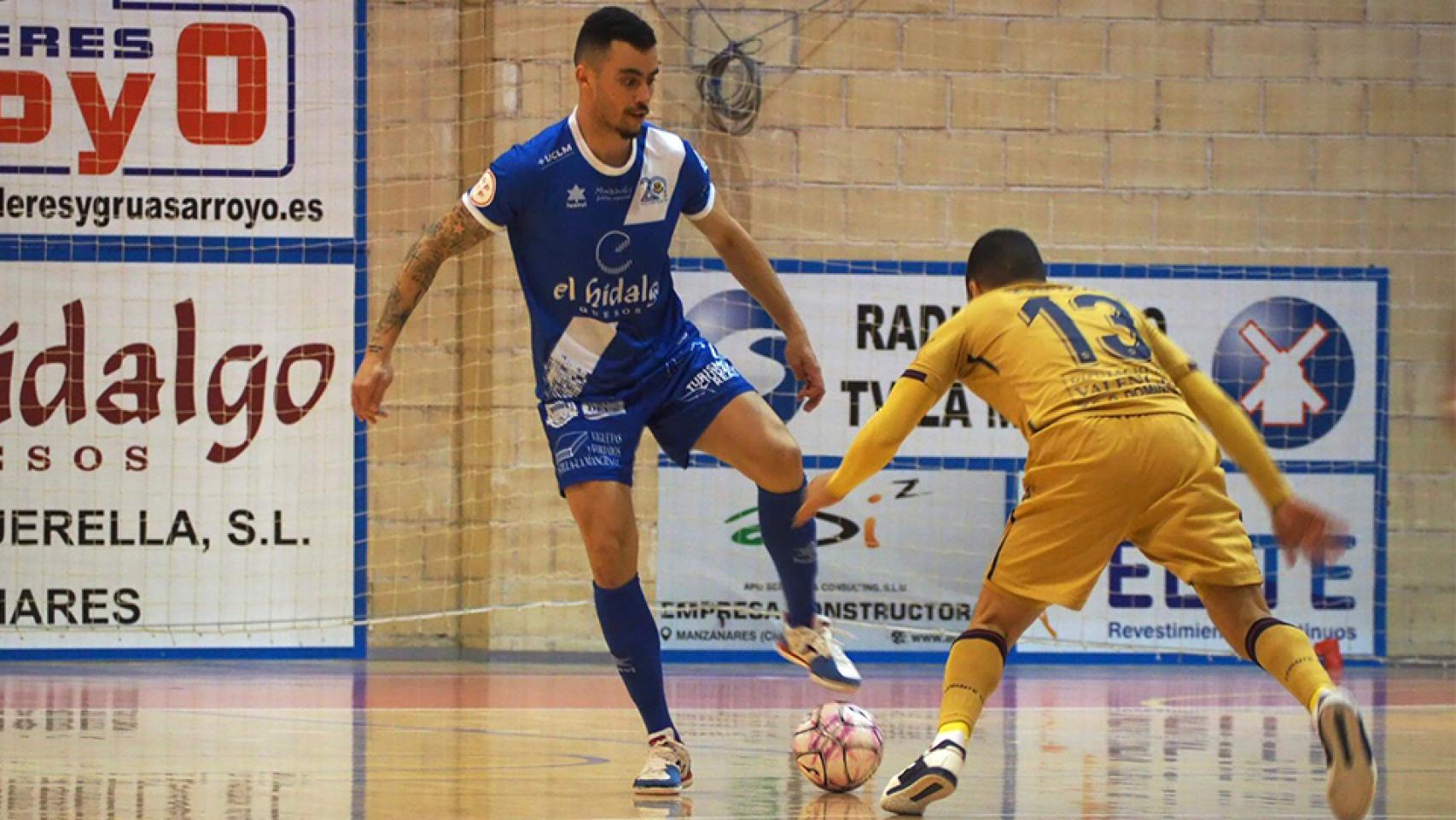 Humberto, del Manzanares FS Quesos El Hidalgo, ante Hamza, del Levante. Foto: LNFS.