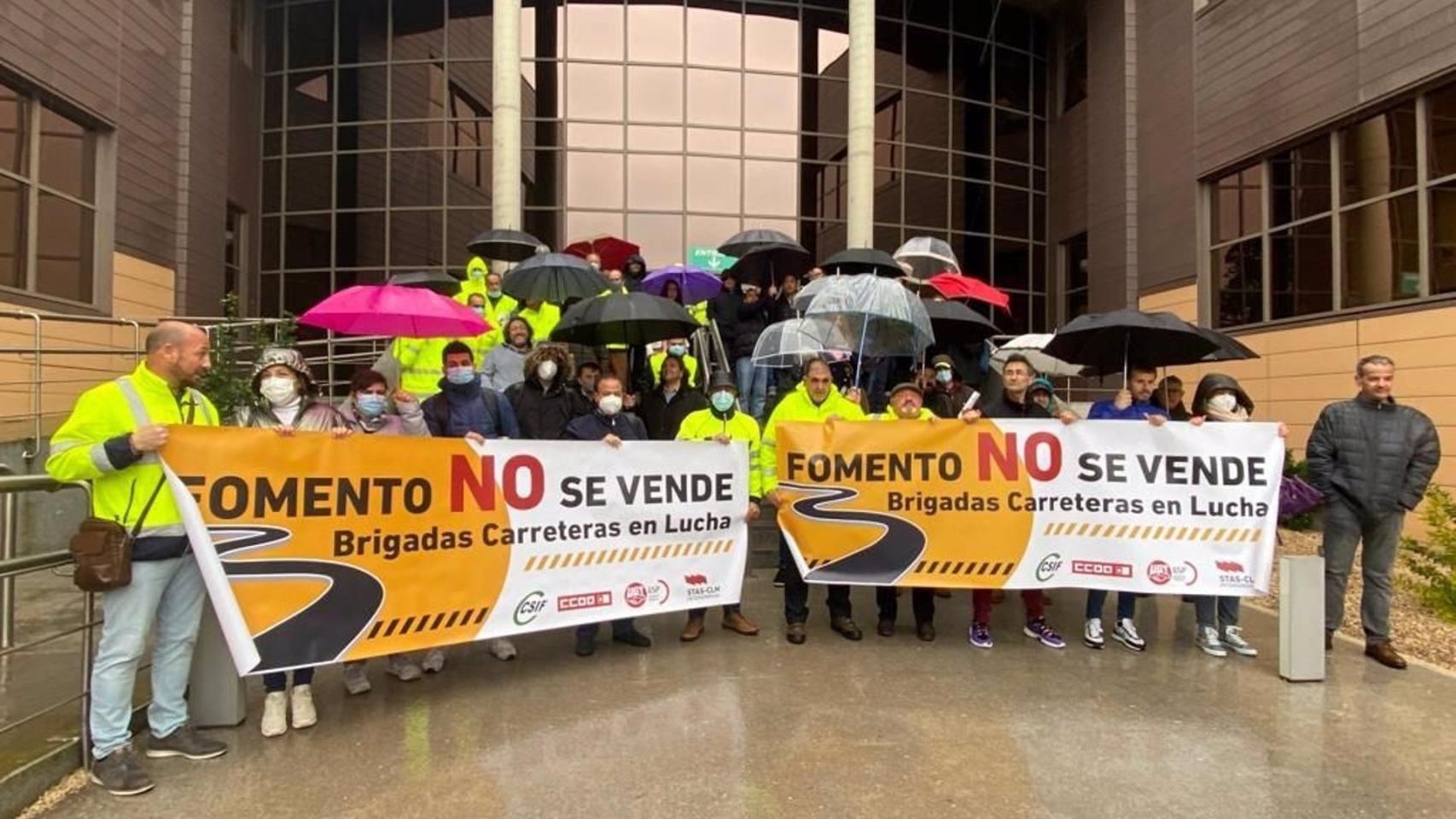 Las Brigadas de Fomento protestan ante la Consejería de Fomento. Foto: CCOO.