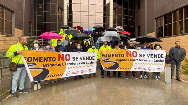 Las Brigadas de Fomento protestan ante la Consejería de Fomento. Foto: CCOO.