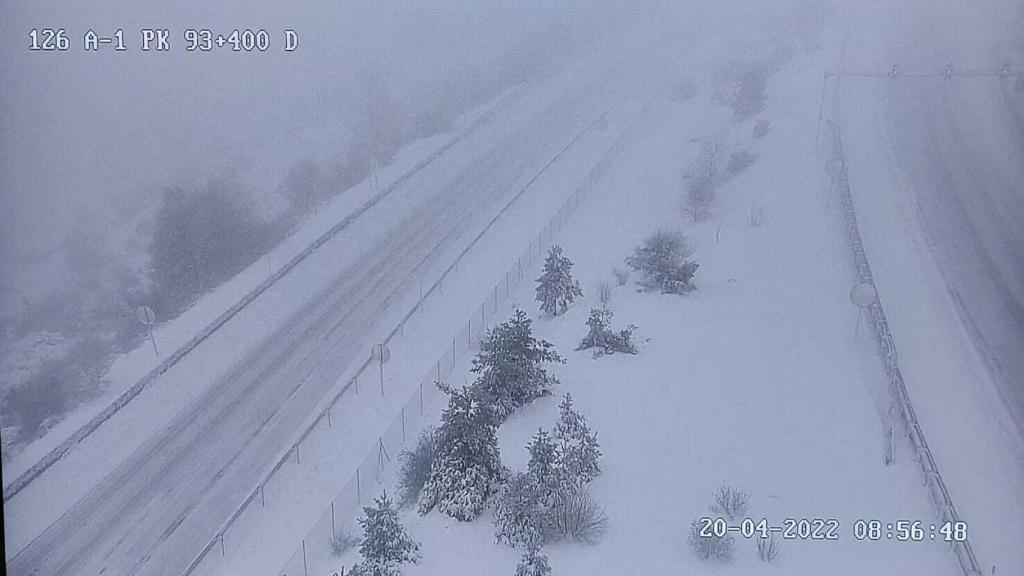 La nieve obliga a cortar la AP-6 a partir de Guadarrama.