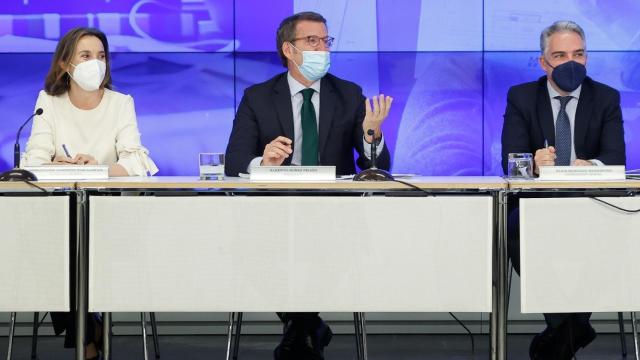 Cuca Gamarra, Alberto Núñez Feijóo y Elías Bendodo, durante el Comité Ejecutivo Nacional (CEN) celebrado este miércoles en la sede del PP.