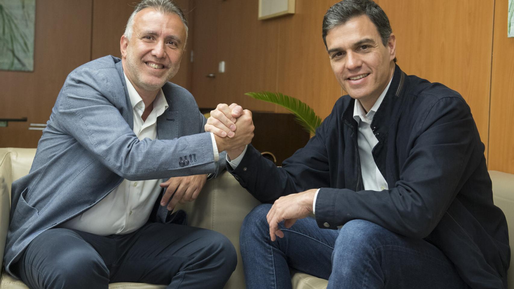 Ángel Víctor Torres, presidente de Canarias, junto a Pedro Sánchez, presidente del Gobierno.