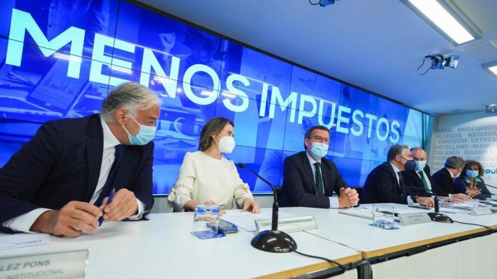 Alberto Núñez Feijóo, con los miembros del Comité Ejecutivo Nacional (CEN) del PP.