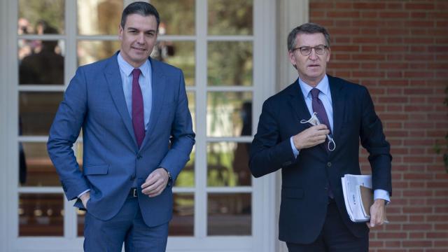 Pedro Sánchez, presidente del Gobierno, recibe a Alberto Núñez Feijóo, líder del PP, en Moncloa.