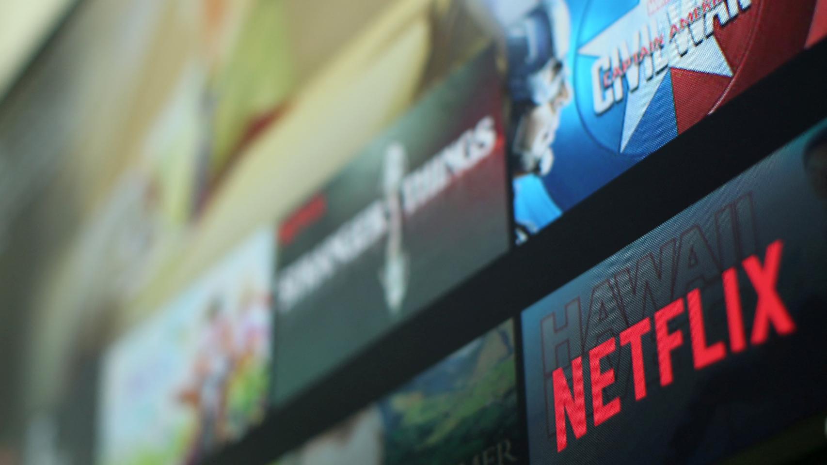 Logo de Netflix en una pantalla de televisión.