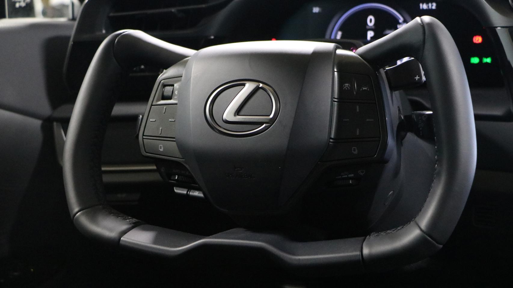 Así es el nuevo volante ideado por Lexus que se caracteriza por no tener conexiones mecánicas.