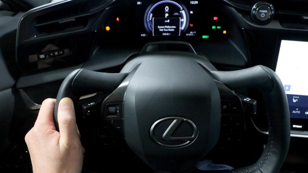 Este volante solo gira 150 grados, lo que hace que las manos no se crucen.