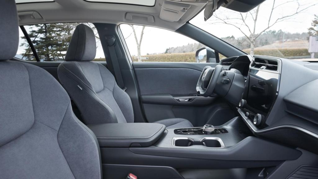 Interior de este nuevo eléctrico con el volante sin conexión mecánica.