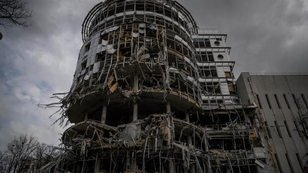 Un edificio afectado por proyectiles de alto calibre, en Jarkov este miércoles.