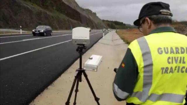 Un agente de la Guardia Civil, junto a un radar.