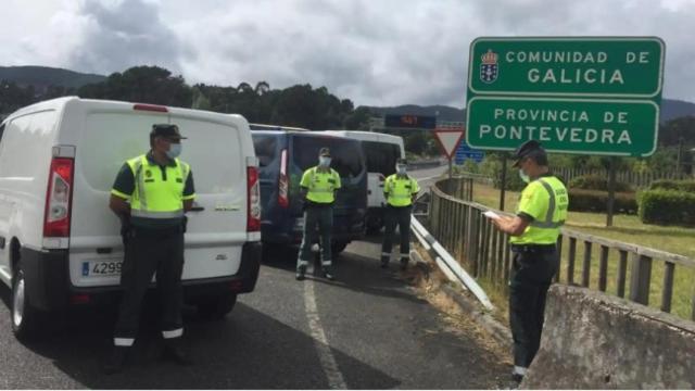 Agentes de la Guardia Civil, junto algunas furgonetas camufladas de las DGT.