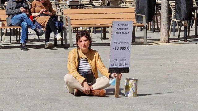 Mar Guirao, vecina de Huesca, pide limosna como protesta en Sant Sadurní.