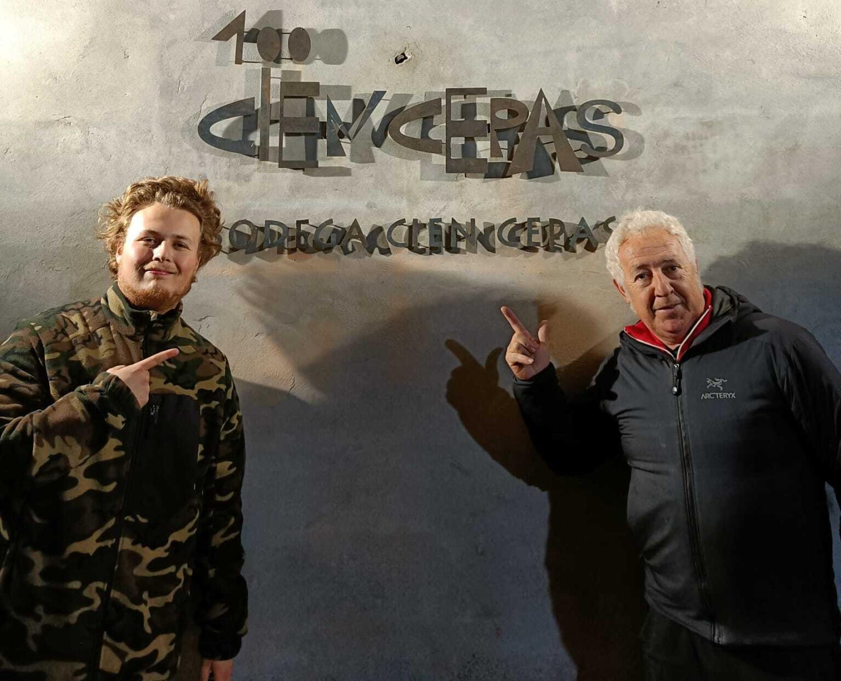 César padre y César hijo en su pequeña bodega familiar